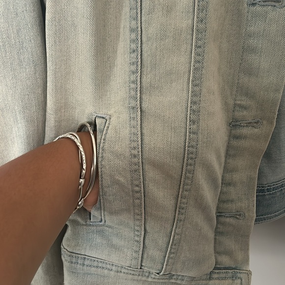 Cute light wash Jean jacket - Picture 4 of 6